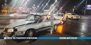 20-летний водитель из Гродно не разобрался в светофорах и выехал на оживленный перекресток. Разбито 3 авто
