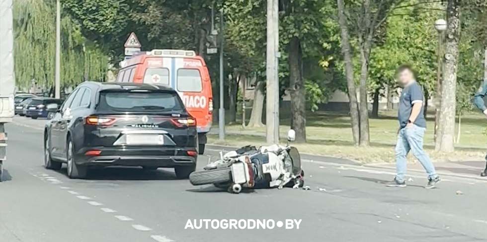 Девушка на мотоцикле ударилась о попутный Renault, она в больнице