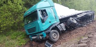 Под Островцом не разъехались большегрузы. Один из них съехал в кювет, утянув за собой трактор ремонтников