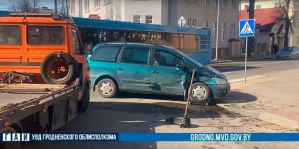 В центре Гродно гостья города не заметила знак "Уступить дорогу". Ее Ford покинул перекресток на эвакуаторе