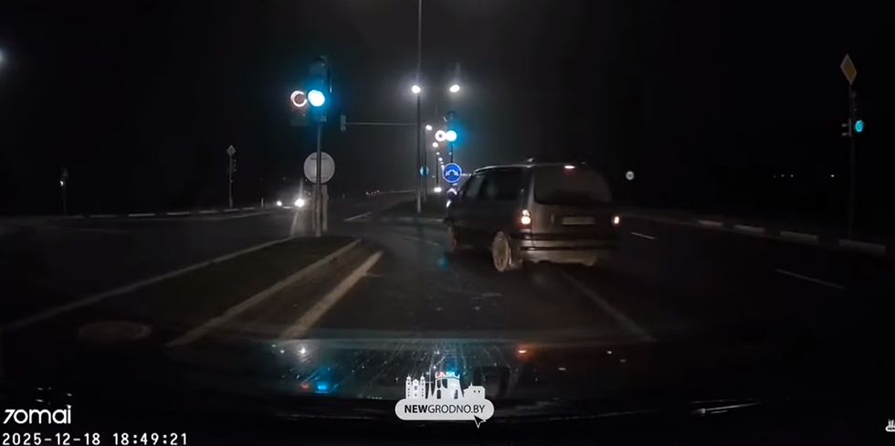 «Один я видел "красный?"»: на объездной в Гродно водители массово поехали на запрещающий сигнал светофора. Видео