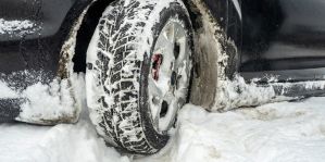 Хотел угнать автомобиль, но застрял в сугробе – таков финал прогулки 23-летнего парня