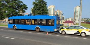 На Румлевском проспекте водитель такси врезалась в троллейбус. Он стоял в полосе из-за поломки