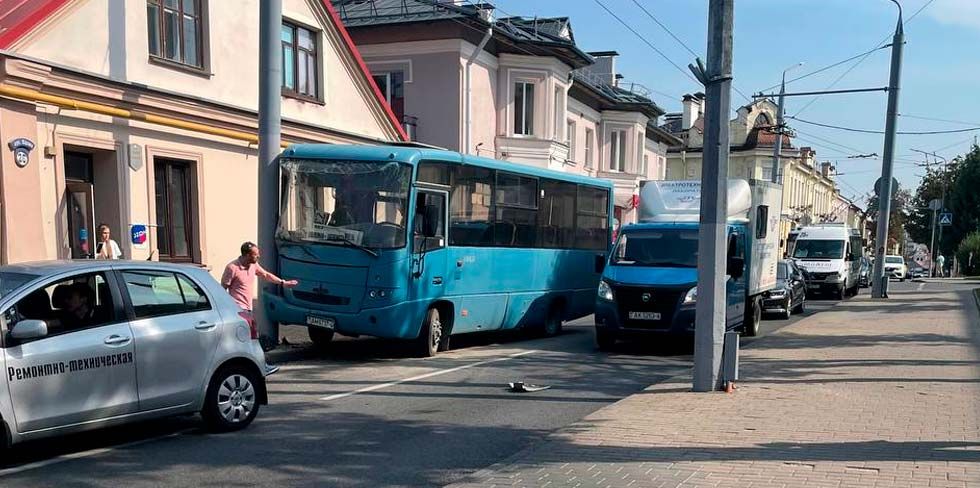 В центре Гродно автобус врезался в столб. Возможен затор по Кирова