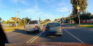 Нарушение ПДД в Лиде попало на видео. Автор: "Проезжать перекрестки вот так стало нормой?"