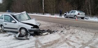 В Ивьевском районе Opel выехал на "встречку" – пострадал другой водитель. Он оказался заблокированным в своем автомобиле