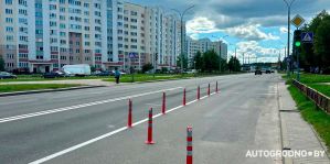Для чего нужны столбики на проезжей части по улице Кабяка? Спросили в ГАИ Гродно
