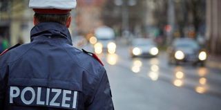 В Австрии остановили автомобиль с 2-мя белорусами. А там – коробки с товаром на 11 тысяч евро. Подозревают, что товар краденный