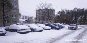 В Гродно пенсионерка расчистила место во дворе, а его занял другой авто: пришлось обращаться в ГАИ и думать о "своих / чужих"