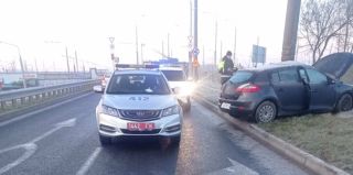 Водитель Renault на развязке у АЗОТа врезался в осветительную опору. Мужчина в больнице