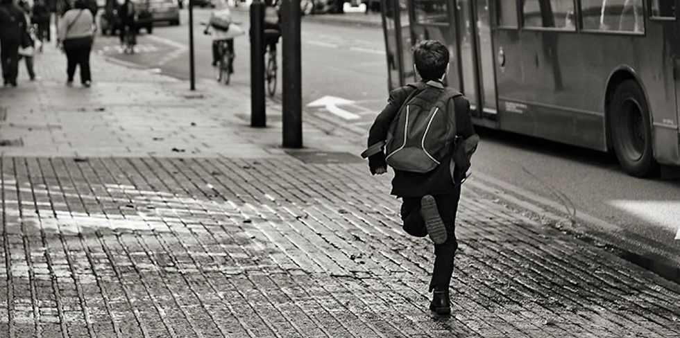 Водитель не впустил в автобус опоздавшую женщину с детьми. А должен был?