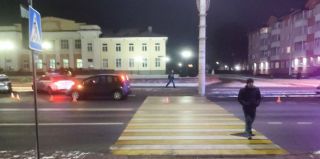 Рано утром на пешеходном переходе в Лиде сбили женщину. К моменту наезда она прошла большую часть пути