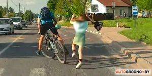 Велосипедист столкнулся с ребенком на переходе в Гродно. В соседней машине работал регистратор